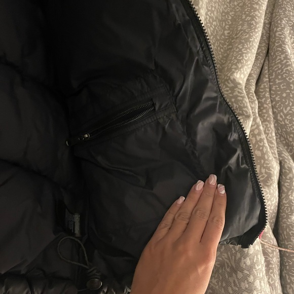 Women’s 1996 Retro Nuptse Jacket
North face puffer jacket SOLD - Picture 5 of 6